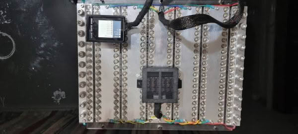 Battery pack with wiring and display screen.