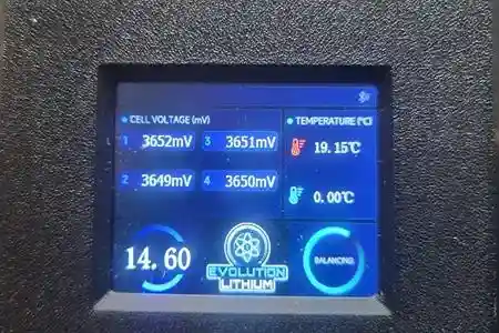 Lithium battery monitoring screen showing voltage and temperature